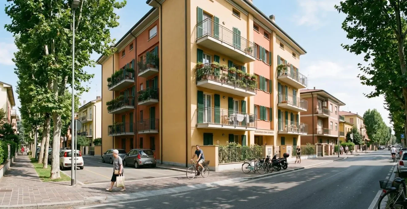 Veduta urbana di un moderno palazzo residenziale italiano con balconi tipici, strada pulita di quartiere semicentrale con alberi, architettura europea contemporanea, luce naturale diurna