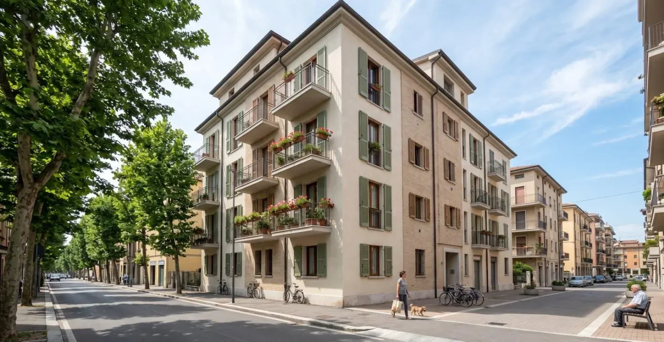 Veduta urbana di un moderno palazzo residenziale italiano con balconi tipici, strada pulita di quartiere semicentrale con alberi, architettura europea contemporanea, luce naturale diurna